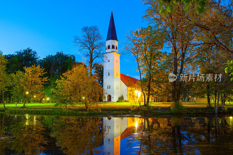 夜“cst . Berthold的路德教堂1225年的建设。Sigulda,拉脱维亚。